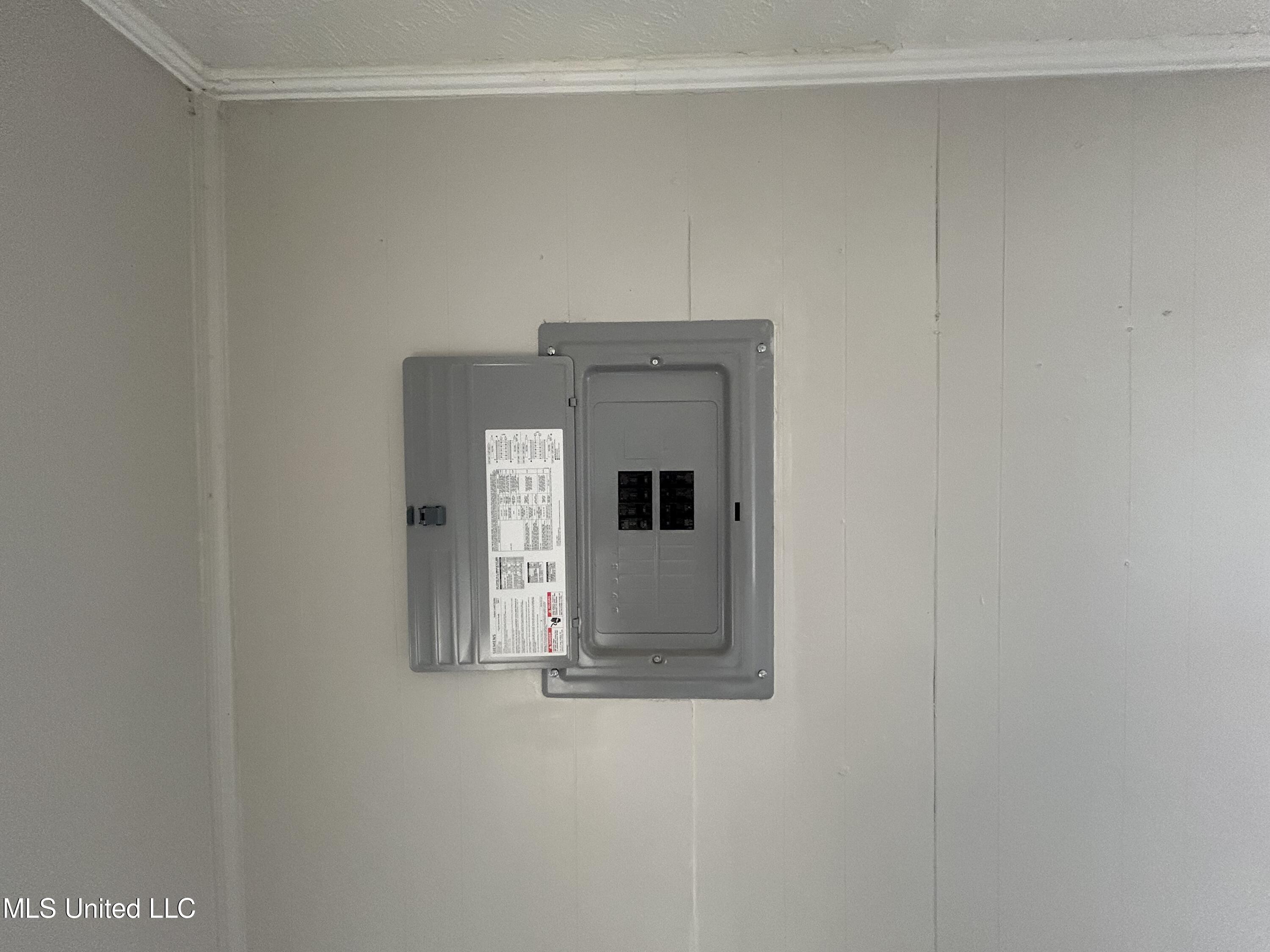 450 Derrick Street Jackson, MS 39203 - Photo 8 of 12 Breaker