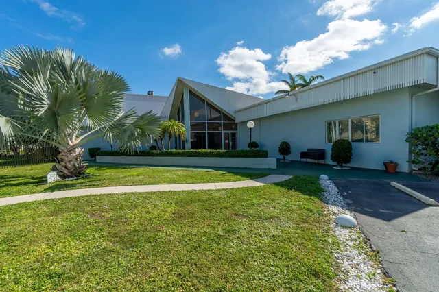 a view of a house with backyard and porch