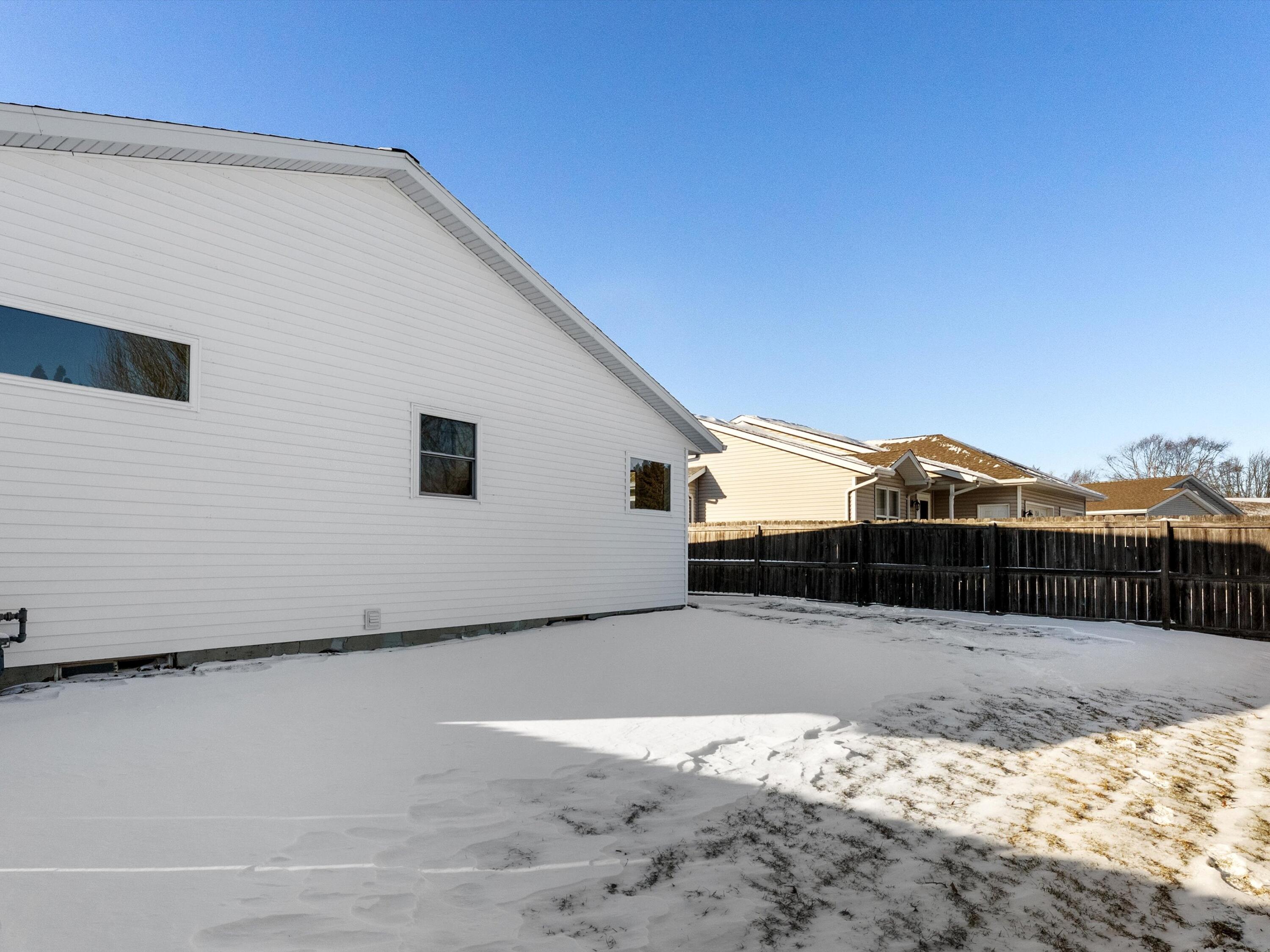 1102 East Cedar Avenue Manitowoc, WI 54220 - Photo 10 of 21 New windows and siding on East