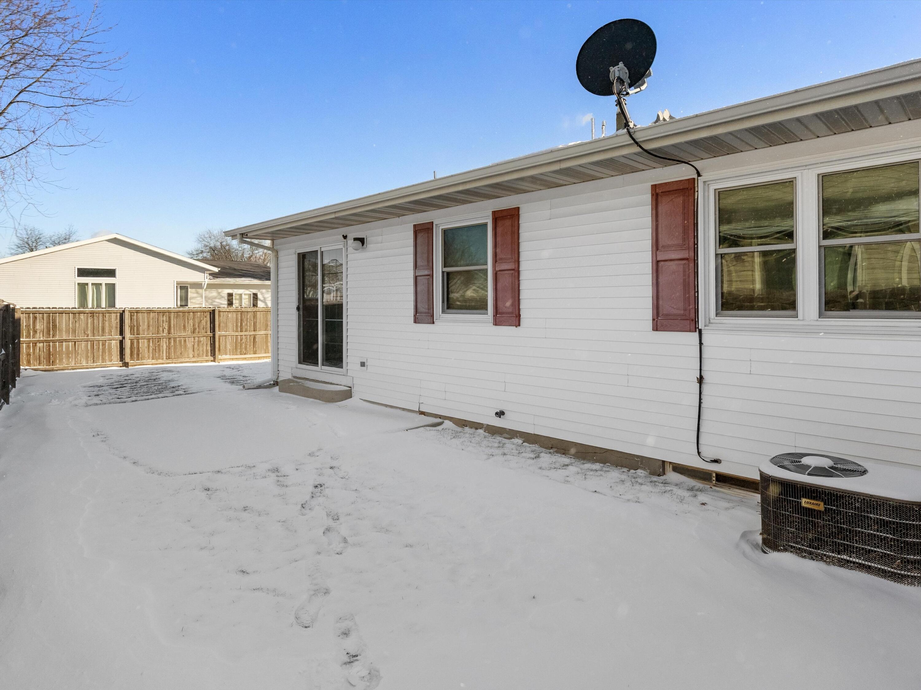 1102 East Cedar Avenue Manitowoc, WI 54220 - Photo 11 of 21 Back