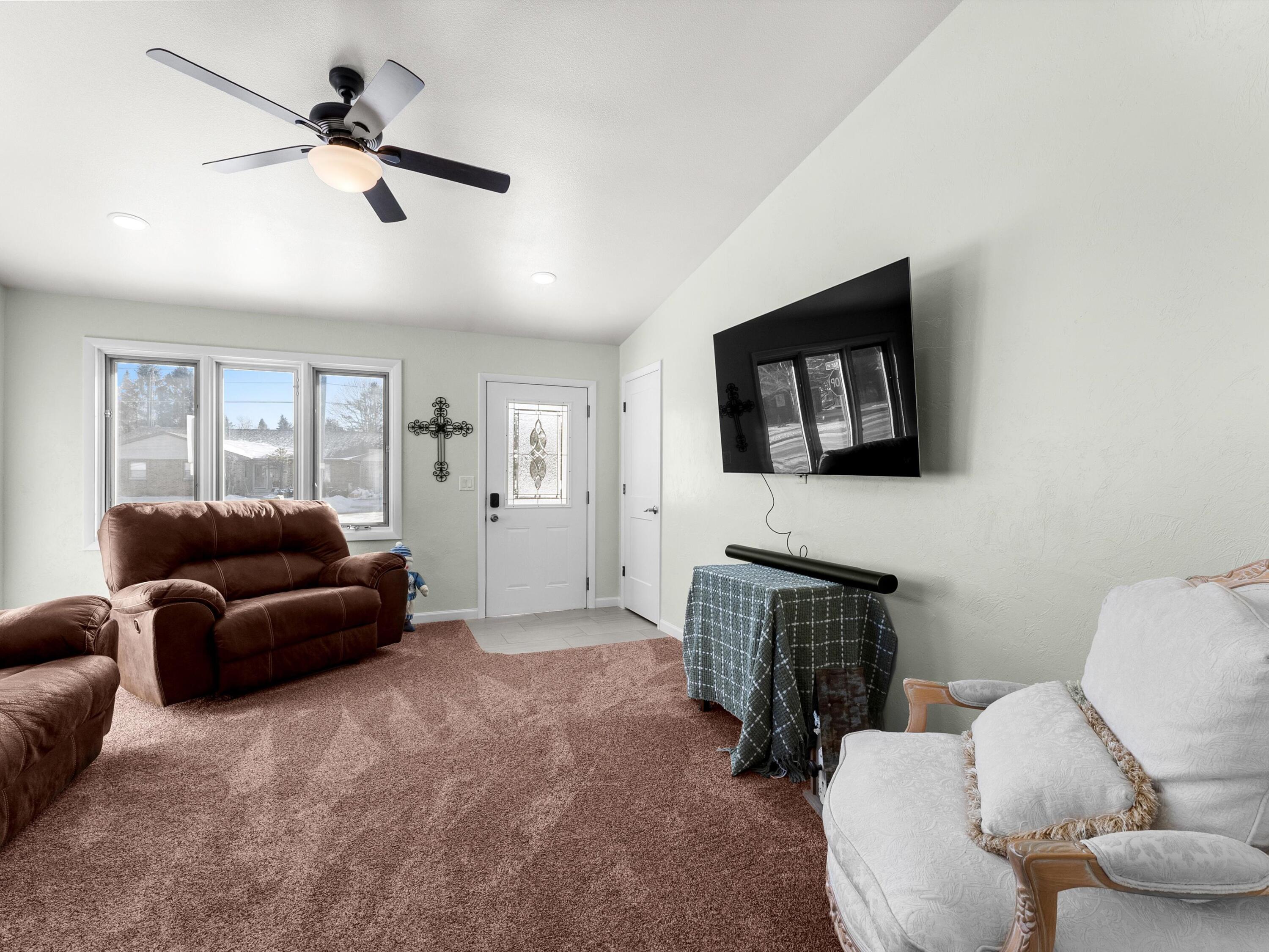 1102 East Cedar Avenue Manitowoc, WI 54220 - Photo 13 of 21 Living room