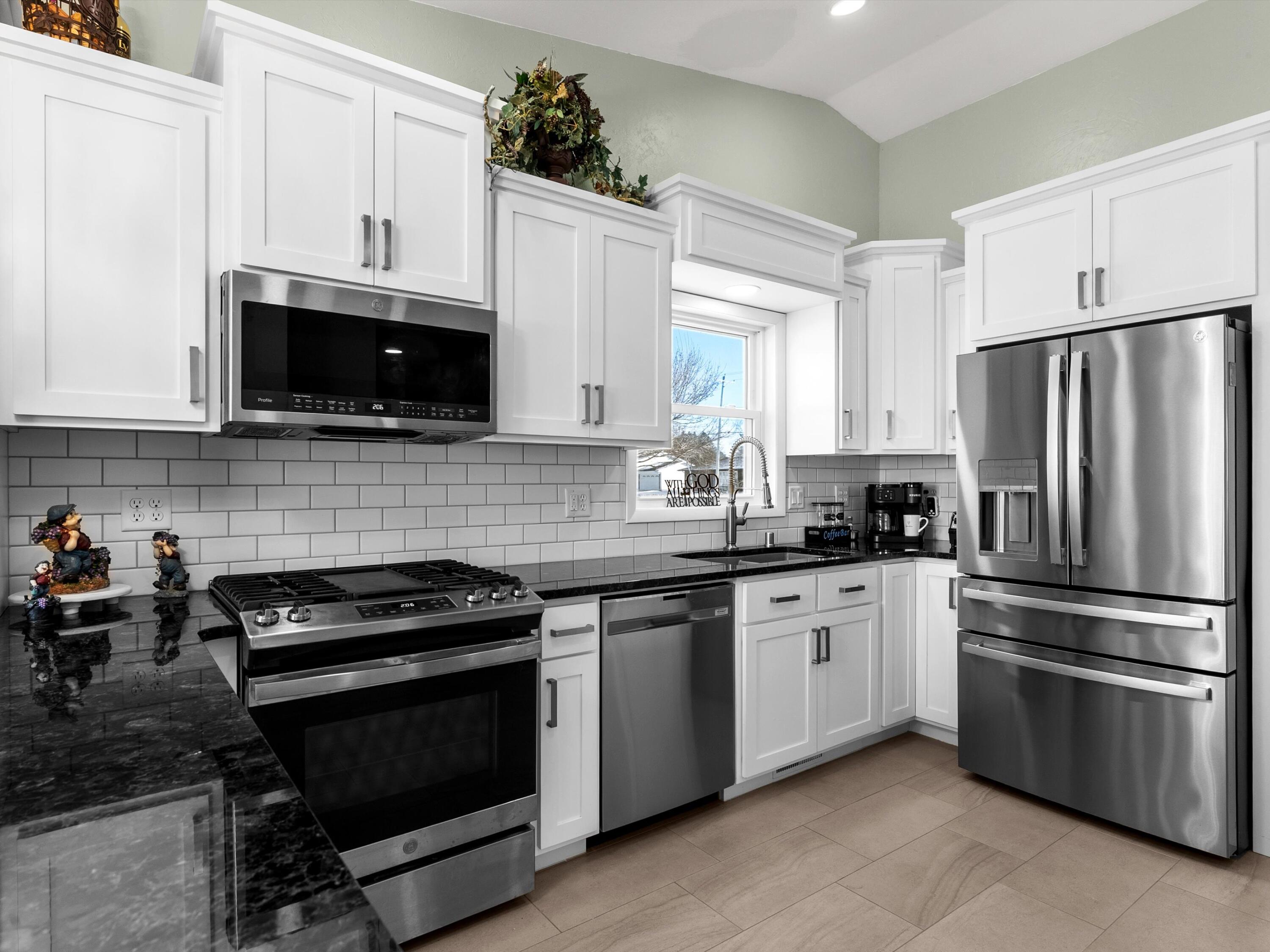 1102 East Cedar Avenue Manitowoc, WI 54220 - Photo 3 of 21 Brand New kitchen