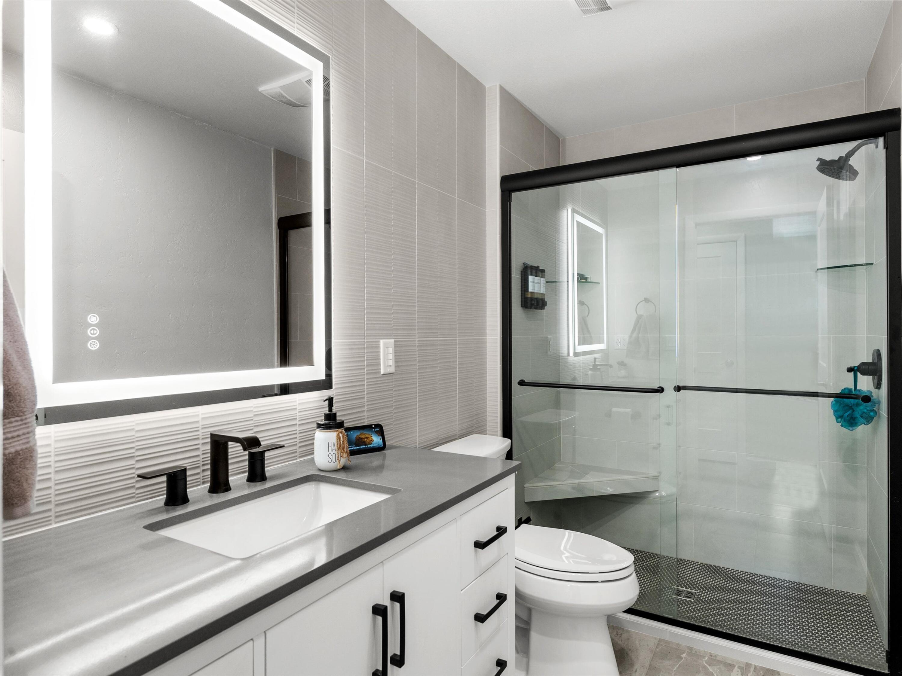 1102 East Cedar Avenue Manitowoc, WI 54220 - Photo 7 of 21 New luxury bath