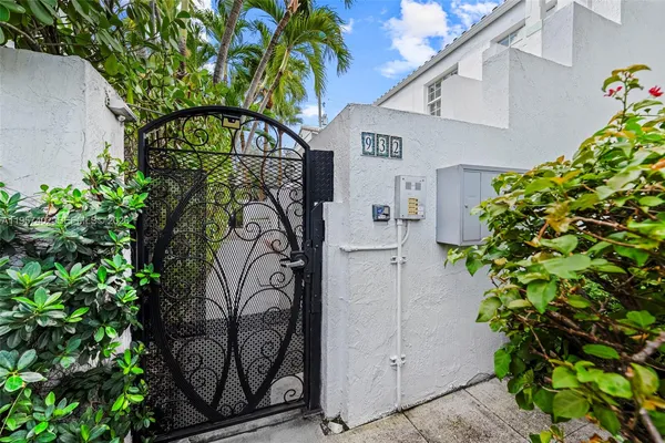 a view of a garden with palm trees