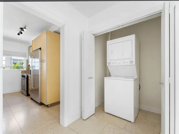 a view of a big room with closet and windows