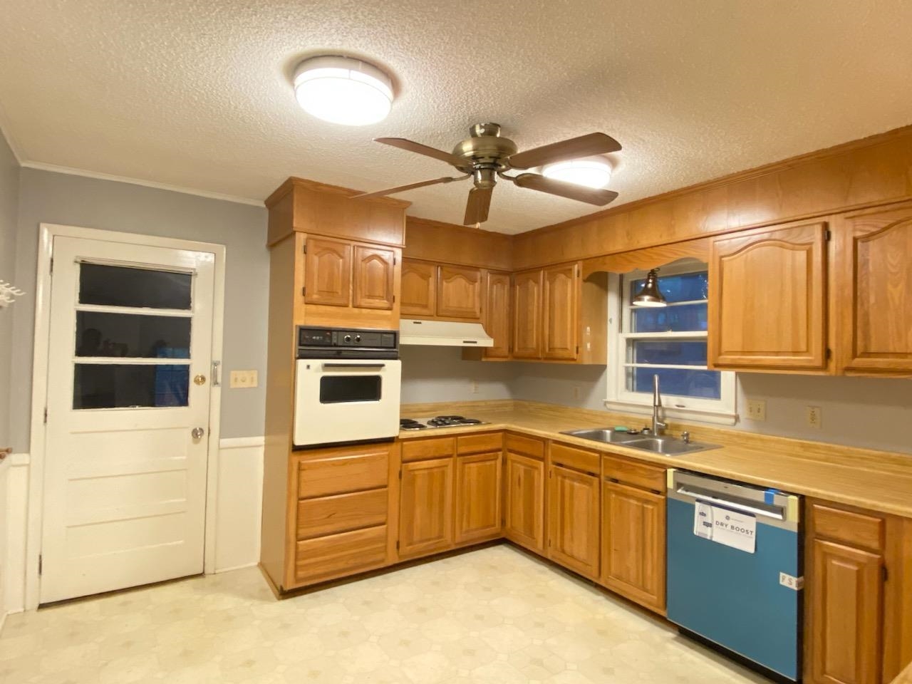 308 Tucker Road Spartanburg, SC 29306 - Photo 5 of 30 Gallery Image 5