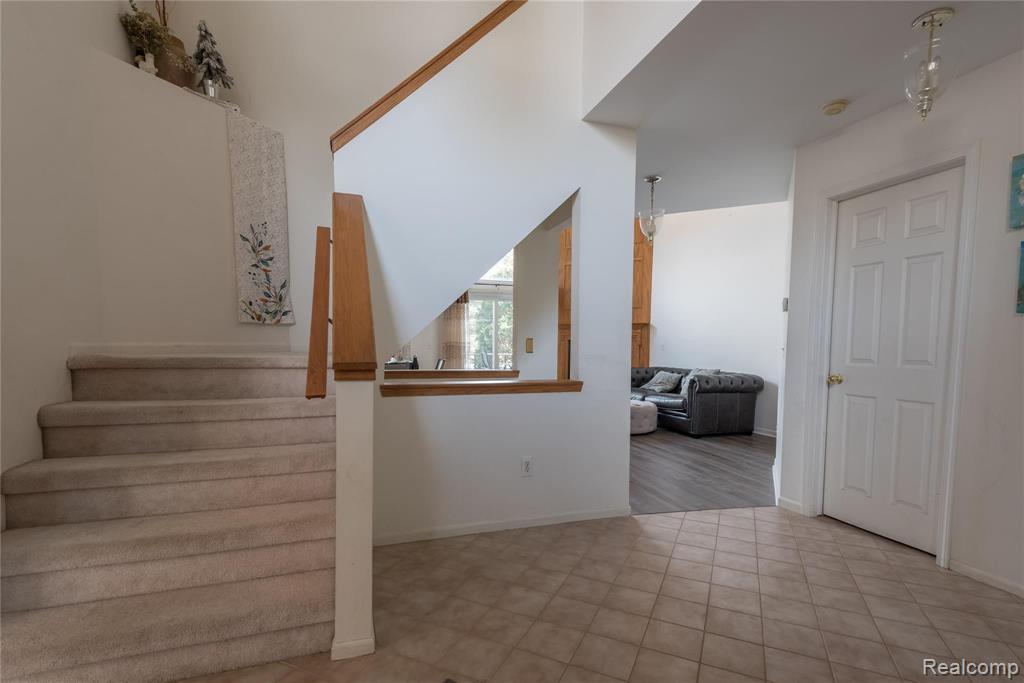 29588 Meadow Ridge South Farmington Hills, MI 48334 - Photo 8 of 17