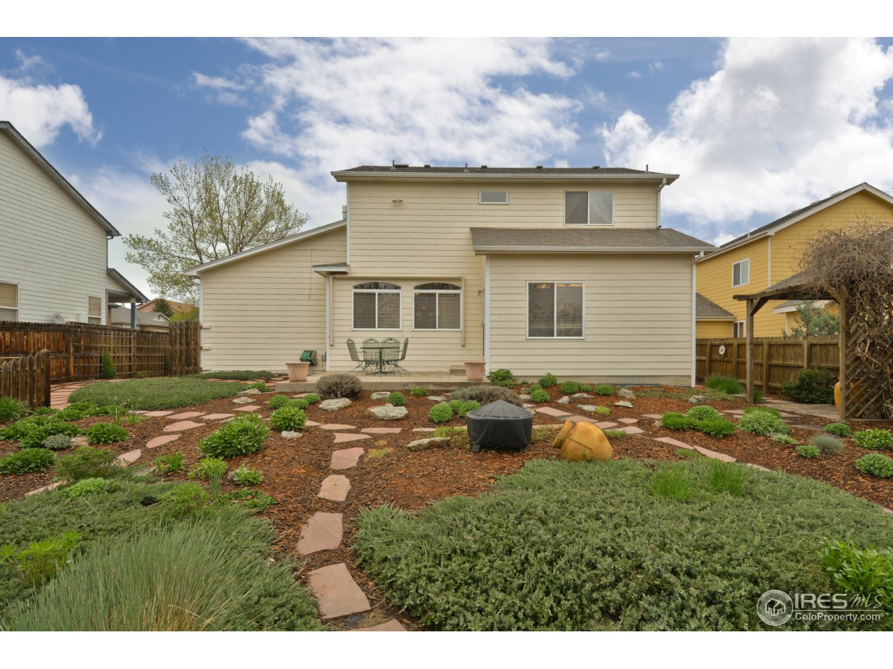 643 Rider Ridge Road Longmont, CO 80504 - Photo 3 of 40 a backyard of a house with table and chairs