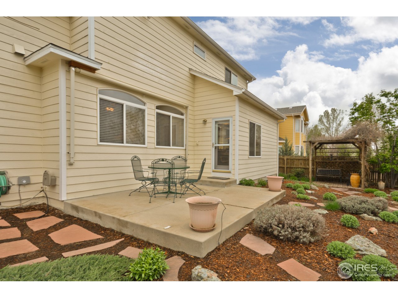 643 Rider Ridge Road Longmont, CO 80504 - Photo 5 of 40 a backyard of a house with table and chairs