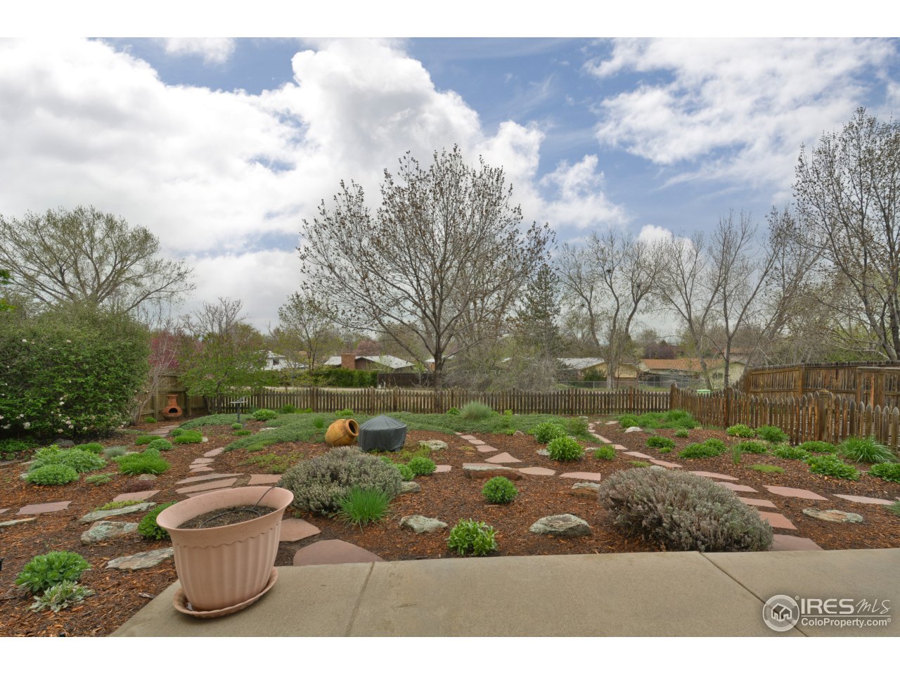 643 Rider Ridge Road Longmont, CO 80504 - Photo 8 of 40 a view of a backyard with sitting area