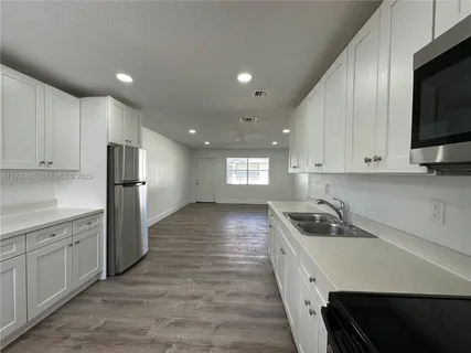 $2,195 | 116 Northwest 2nd Avenue, Unit B, Hallandale Beach, FL 33009