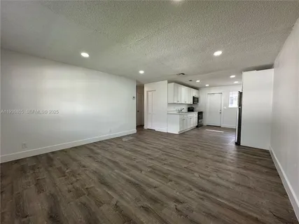 $2,195 | 116 Northwest 2nd Avenue, Unit B, Hallandale Beach, FL 33009