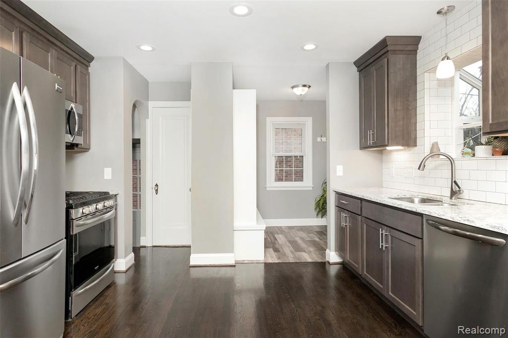 377 McMillan Road Grosse Pointe Farms, MI 48236 - Photo 2 of 38