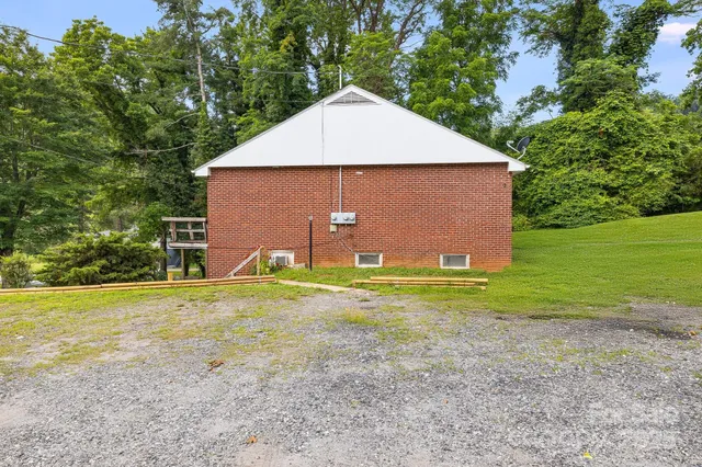 a view of a house with backyard and trees