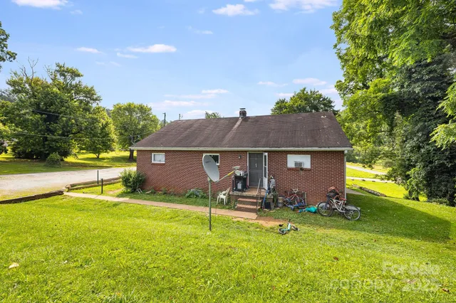a view of a yard in front of house