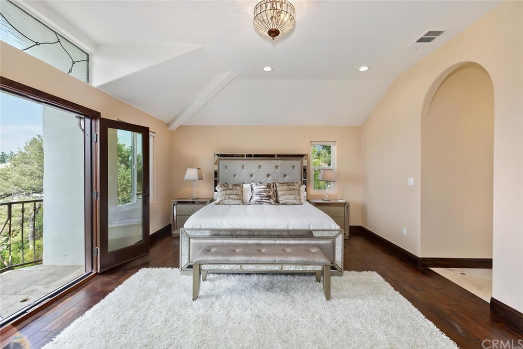 3263 Tareco Drive Los Angeles, CA 90068 - Photo 56 of 71 a bed sitting in a spacious bedroom next to a window