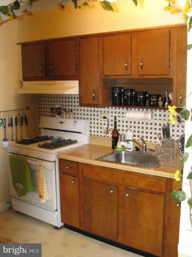 4121 Crest Heights Road Baltimore, MD 21215 - Photo 5 of 11 Kitchen