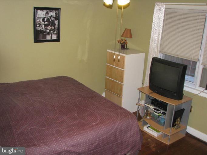4121 Crest Heights Road Baltimore, MD 21215 - Photo 7 of 11 Master Bedroom