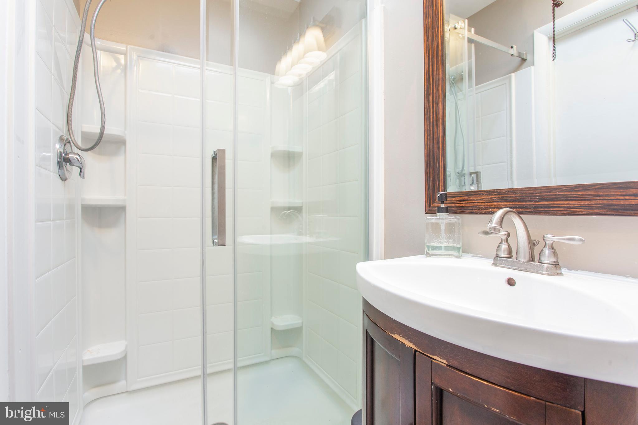 509 South 5th Street Philadelphia, PA 19147 - Photo 26 of 38 En-suite bath