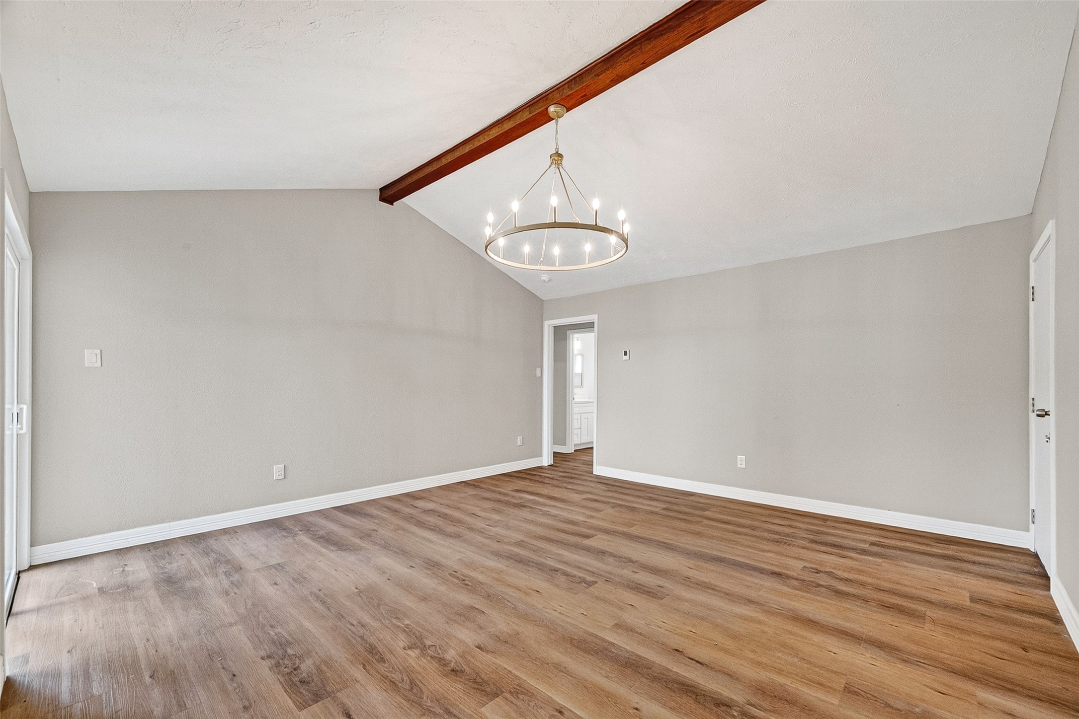 9723 Ebb Street Houston, TX 77089 - Photo 10 of 20 Large living room with vaulted ceiling.