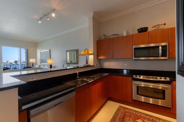 $649,000 | 806 East Windward Way, Unit PH 1, Lantana, FL 33462