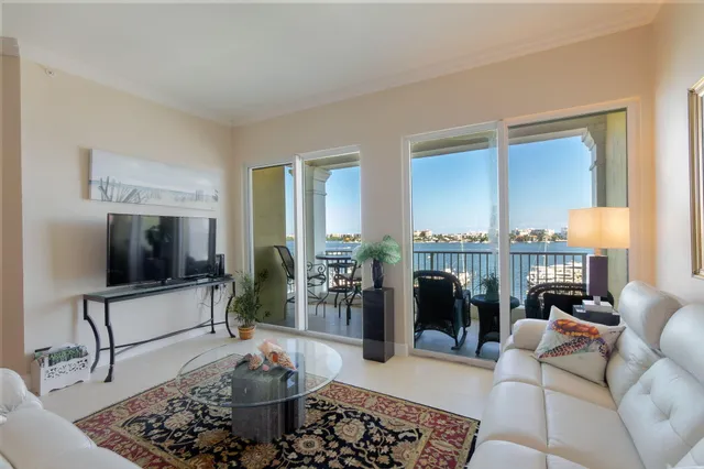 $649,000 | 806 East Windward Way, Unit PH 1, Lantana, FL 33462
