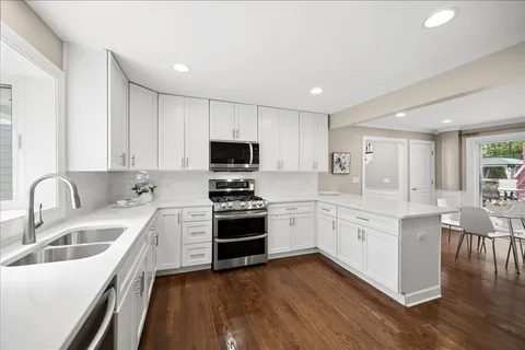 $1,899,000 | 586 Earl Drive, Northfield, IL 60093