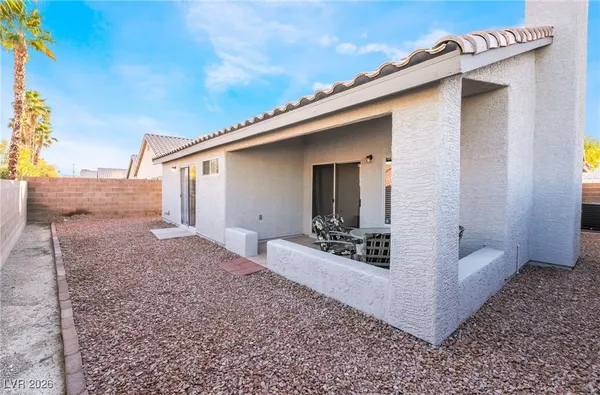 $2,400 | 2004 Diamond Brook Court, Las Vegas, NV 89117