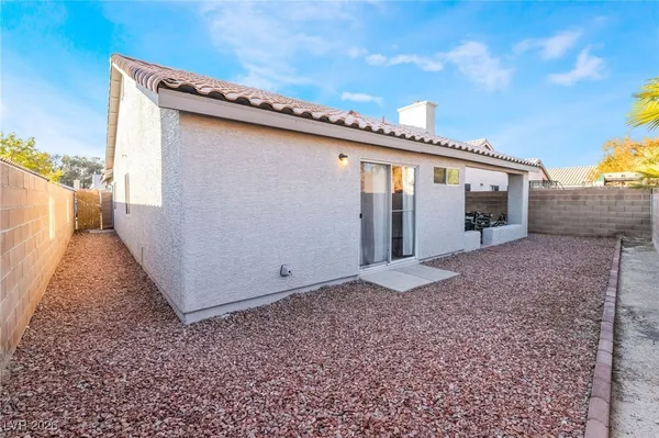 $2,400 | 2004 Diamond Brook Court, Las Vegas, NV 89117