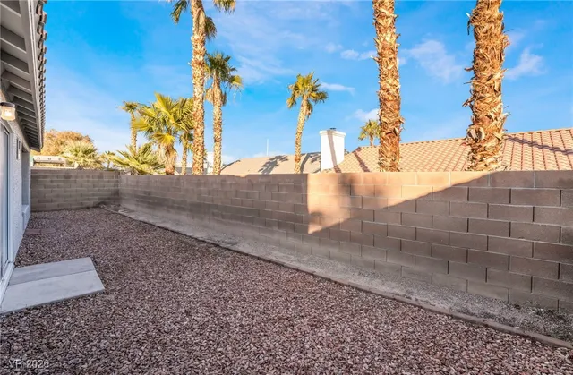 $2,400 | 2004 Diamond Brook Court, Las Vegas, NV 89117