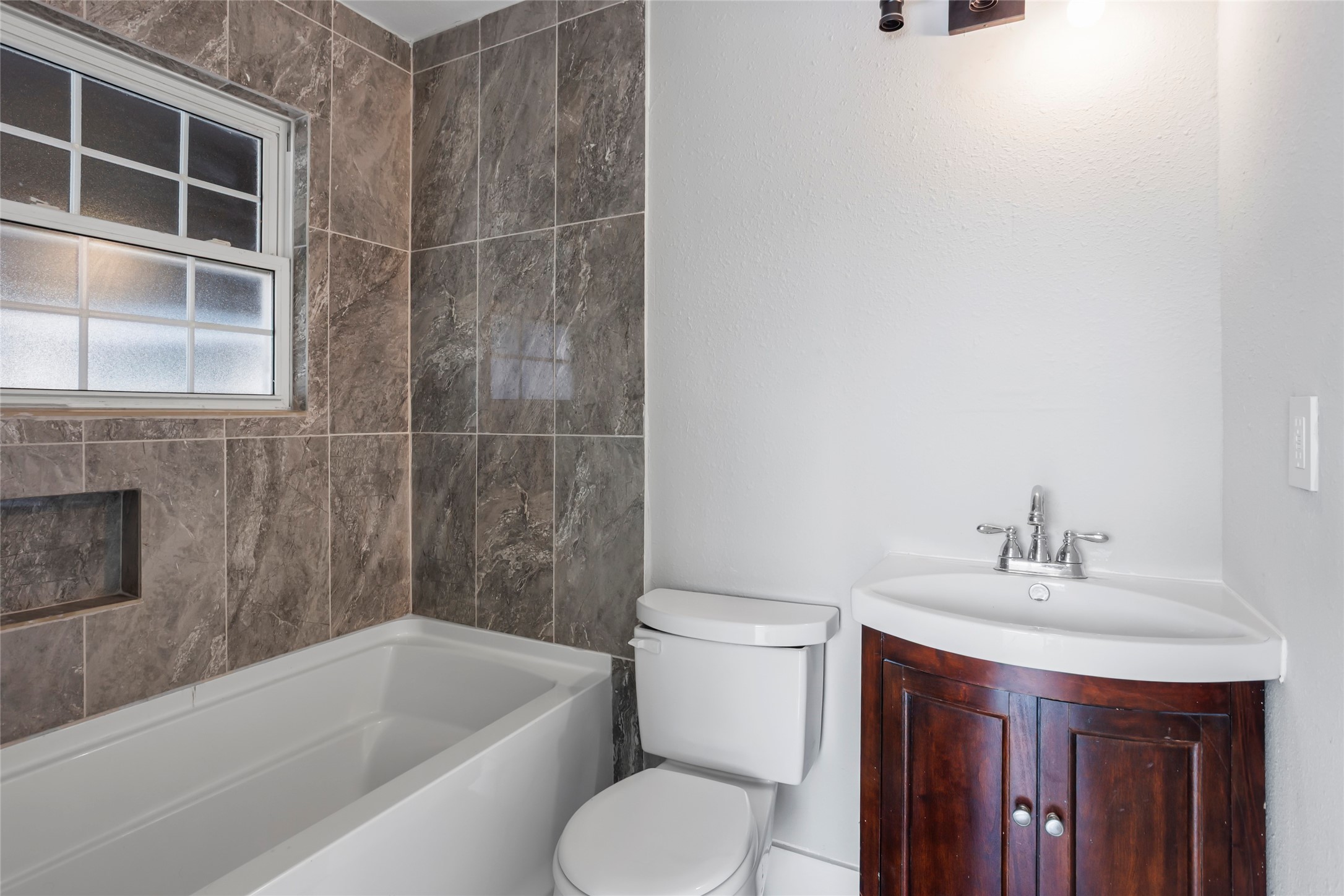 12707 Southbridge Road Houston, TX 77047 - Photo 7 of 23 a bathroom with a sink a toilet and bathtub