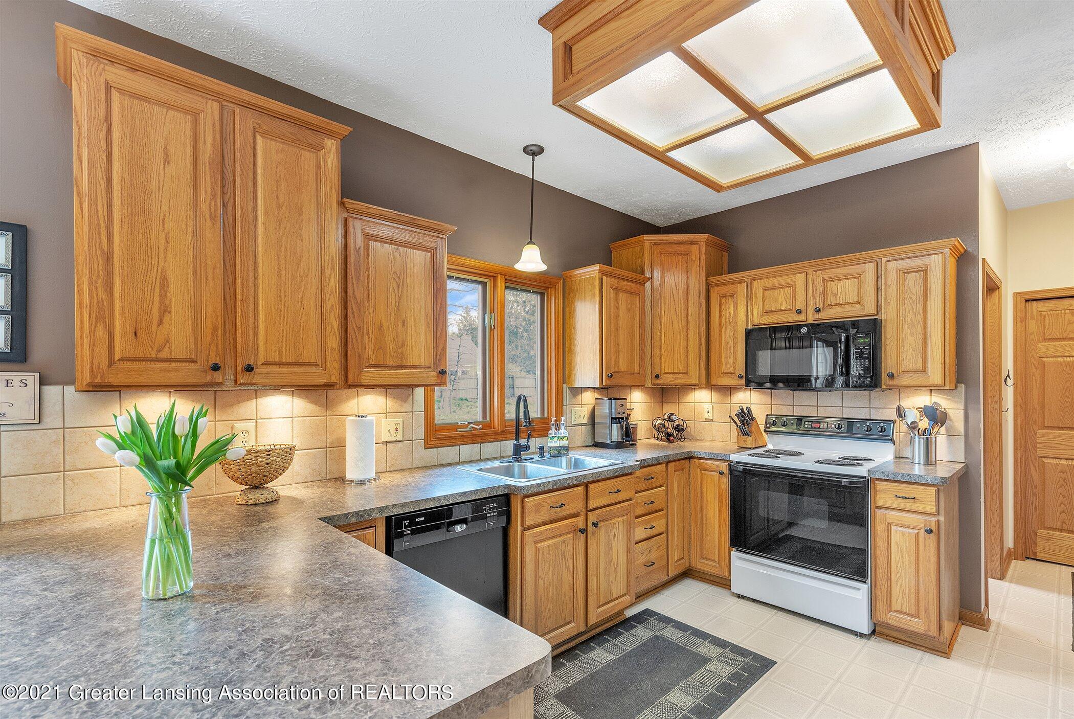 1094 Buckingham Road Haslett, MI 48840 - Photo 21 of 46 22-1094 buckingham rd-windowstill-reales