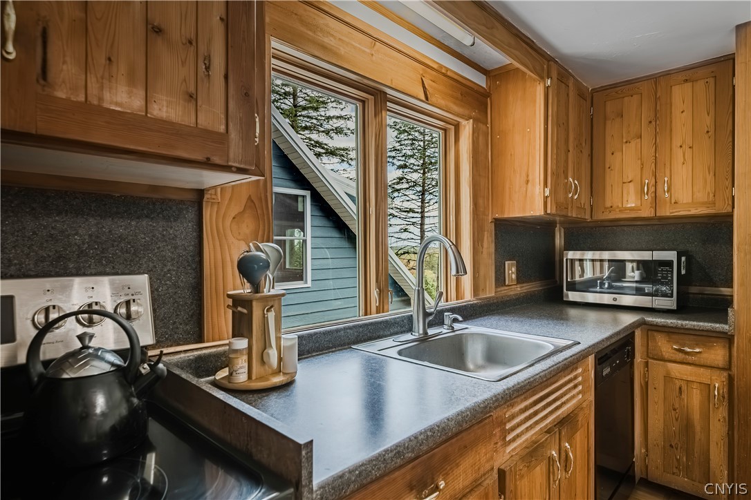 10373 Ridgecrest Road Utica, NY 13502 - Photo 15 of 49