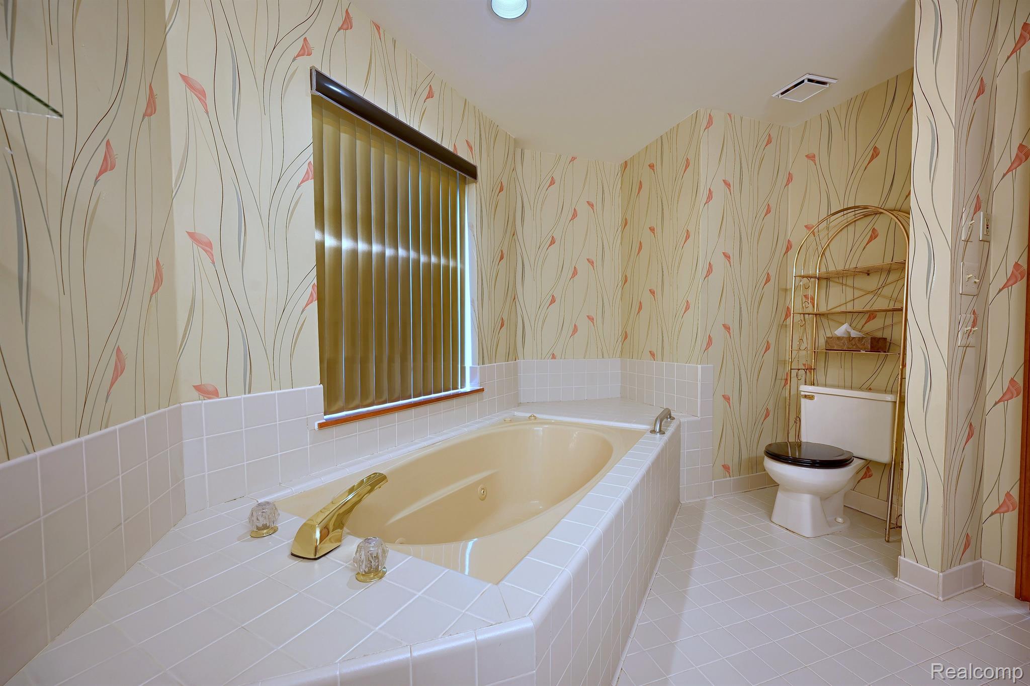 15272 Roxbury Circle, Unit 91 Macomb, MI 48044 - Photo 21 of 26 Full en-suite