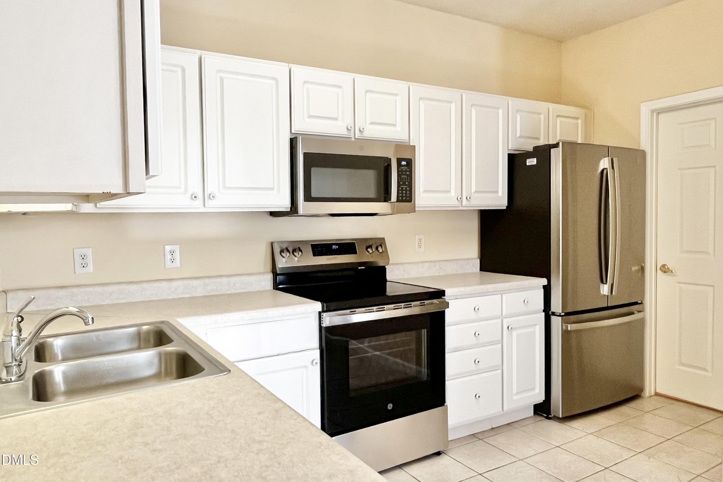 2521 Friedland Place, Unit 201 Raleigh, NC 27617 - Photo 3 of 37 Kitchen