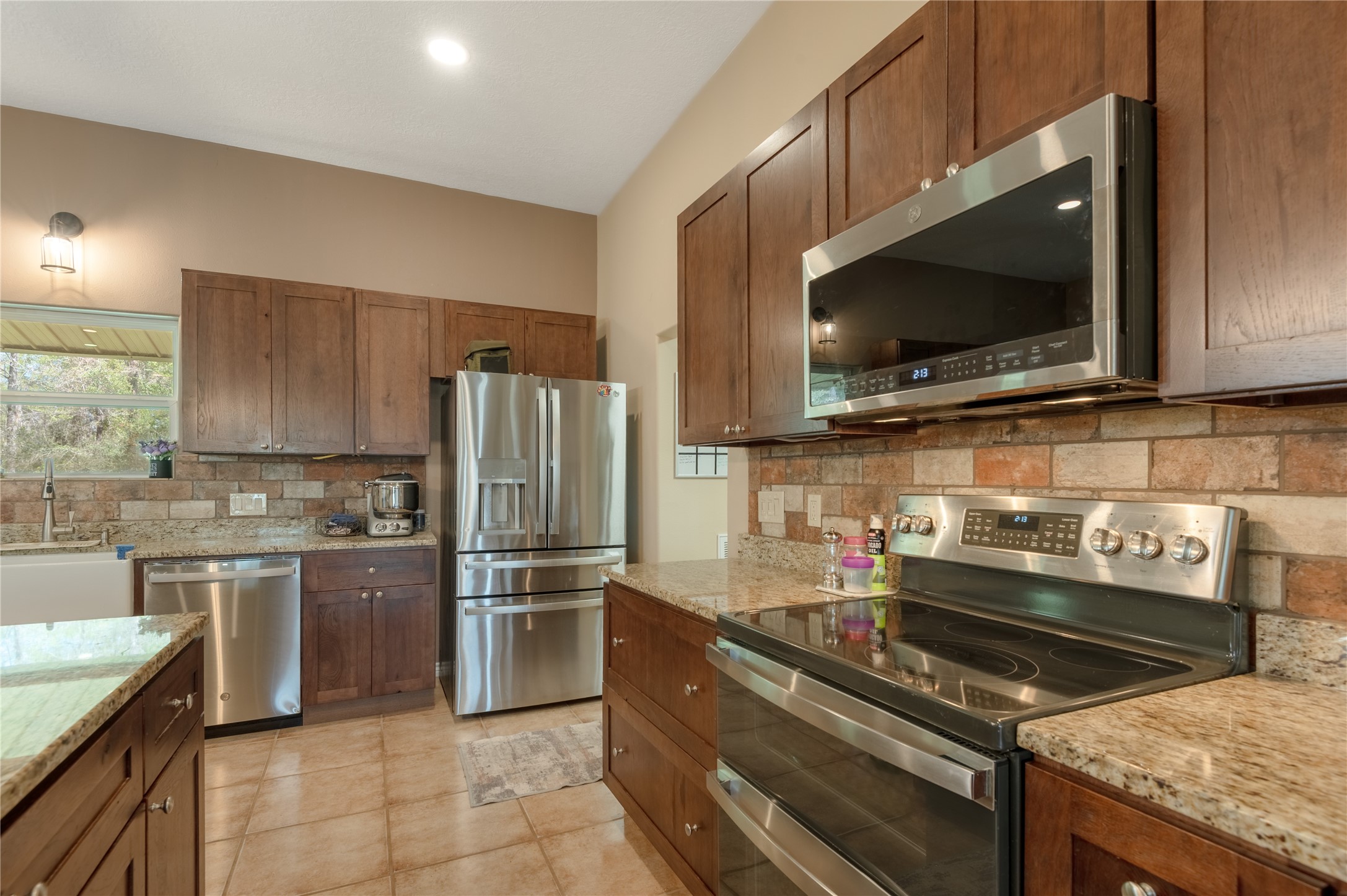 1533 Kickapoo Road Groveton, TX 75845 - Photo 13 of 50 a kitchen with a stove microwave and refrigerator