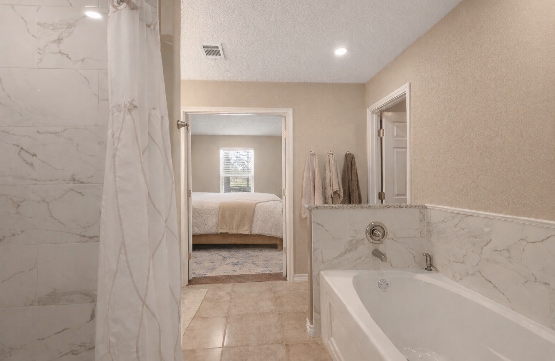 1533 Kickapoo Road Groveton, TX 75845 - Photo 20 of 50 a bathroom with a bathtub and a sink