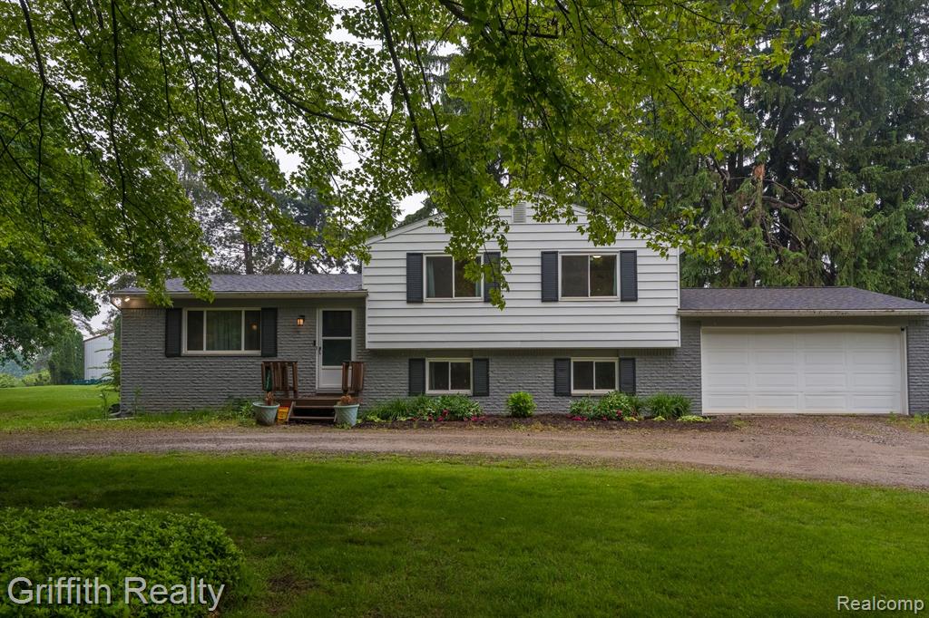 13557 Dunham Road Hartland, MI 48353 - Photo 3 of 29 Gallery Image 3