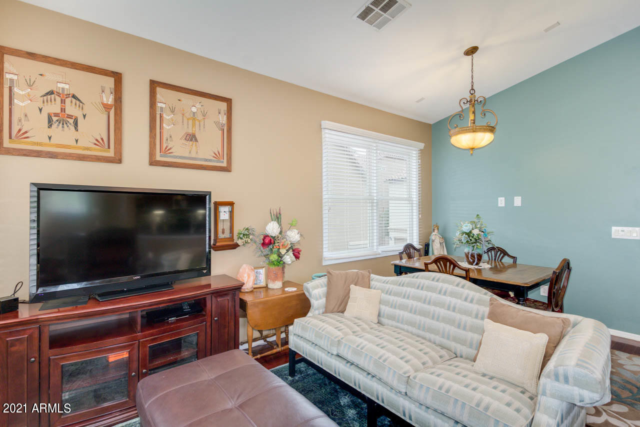 5616 South 21st Place Phoenix, AZ 85040 - Photo 5 of 31 Great room