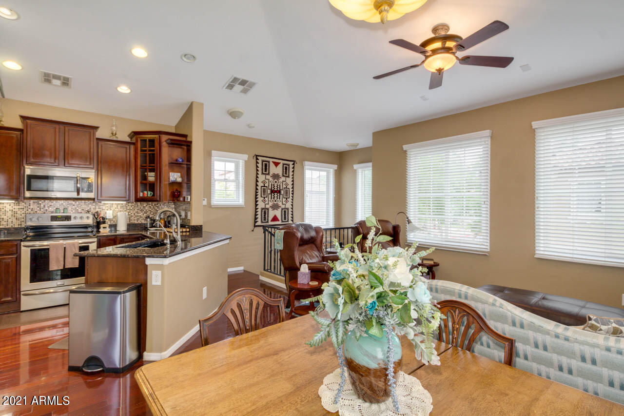 5616 South 21st Place Phoenix, AZ 85040 - Photo 7 of 31 Dining/Great room