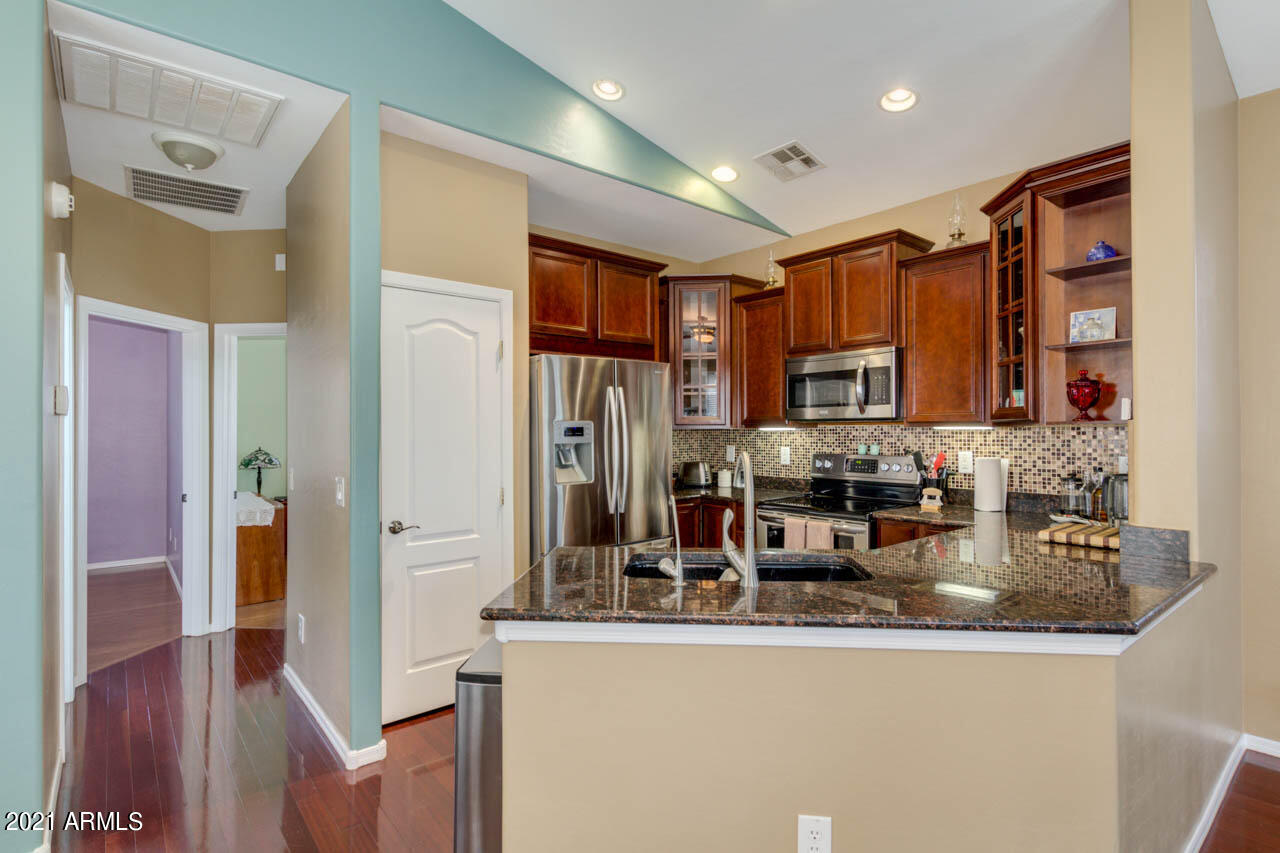 5616 South 21st Place Phoenix, AZ 85040 - Photo 8 of 31 Kitchen