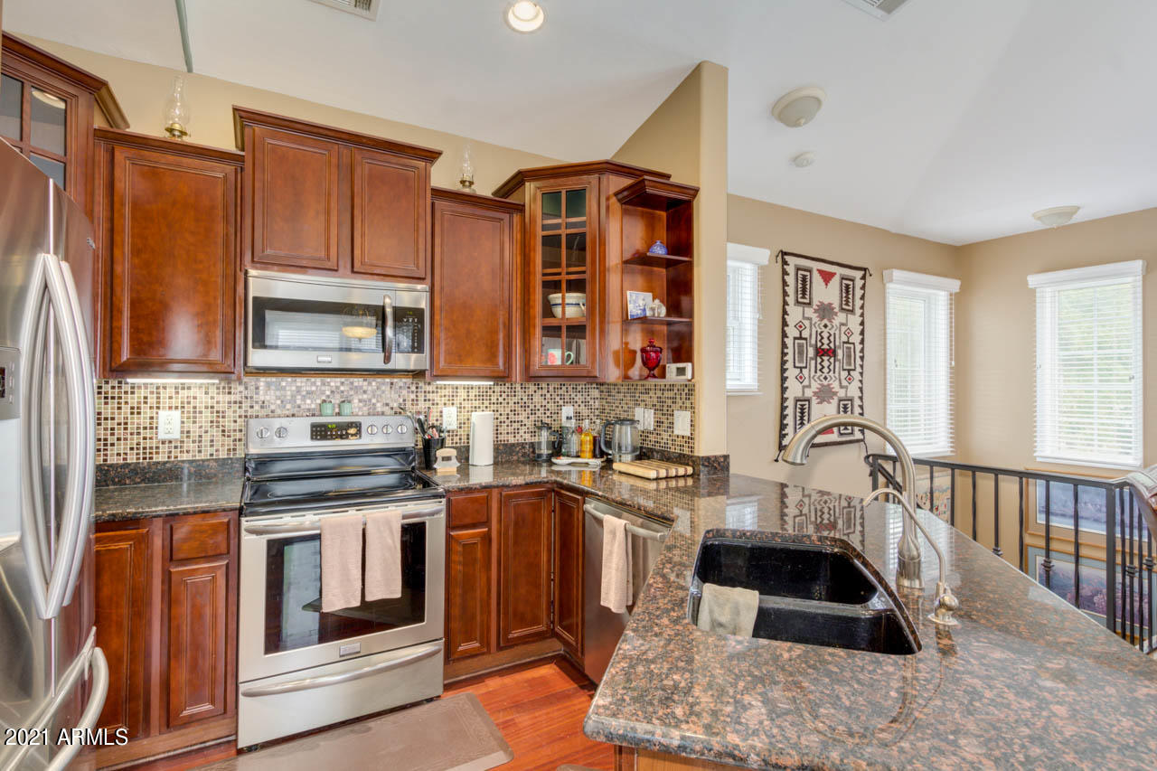 5616 South 21st Place Phoenix, AZ 85040 - Photo 10 of 31 Kitchen