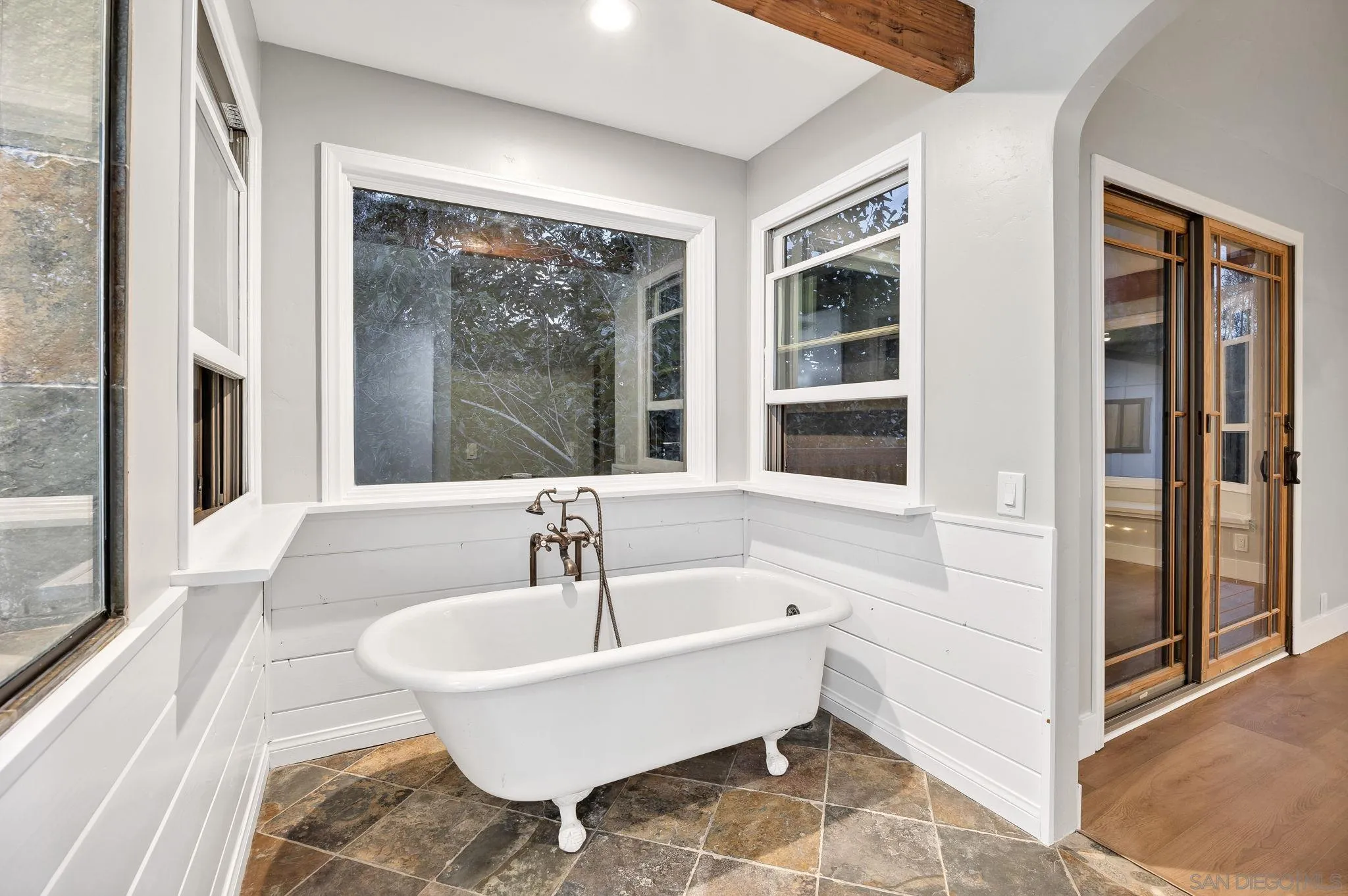 1590 Dorothea Avenue Fallbrook, CA 92028 - Photo 25 of 42 a bathroom with a tub sink and mirror