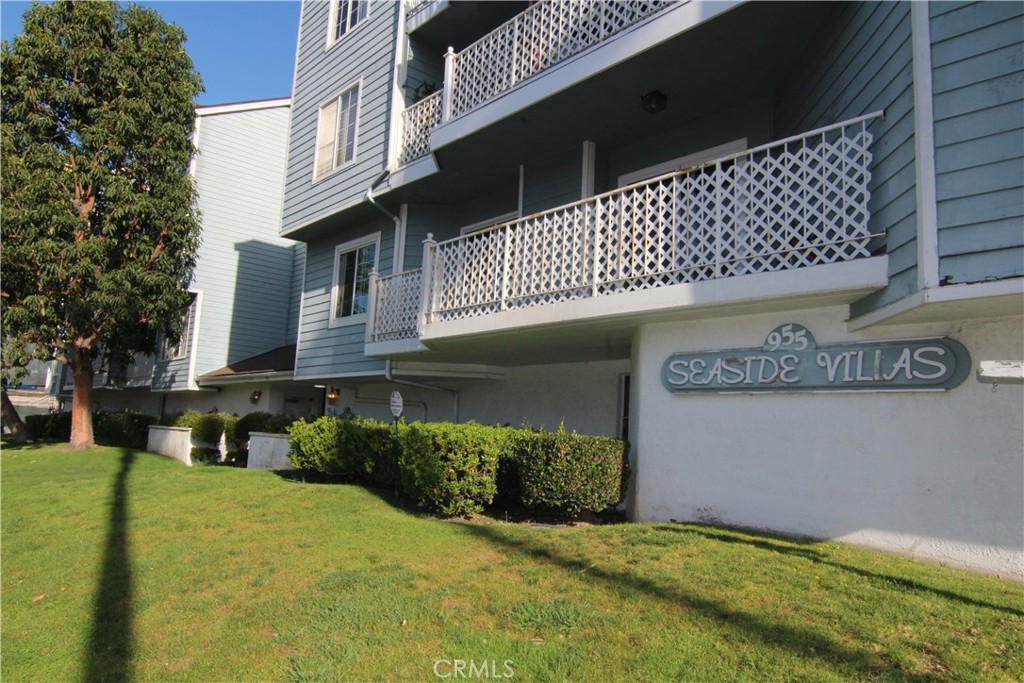 955 East 3rd Street, Unit 204 Long Beach, CA 90802 - Photo 2 of 37 a front view of a house with a yard