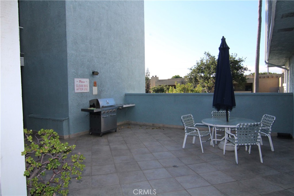 955 East 3rd Street, Unit 204 Long Beach, CA 90802 - Photo 28 of 37 a view of a dining room with furniture