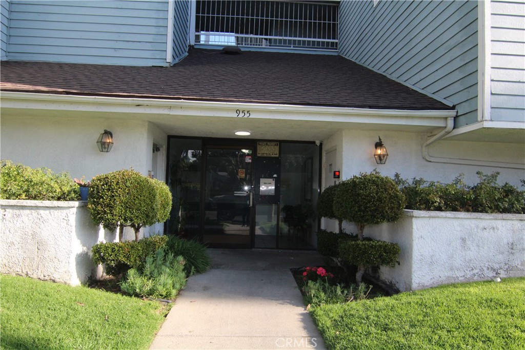 955 East 3rd Street, Unit 204 Long Beach, CA 90802 - Photo 31 of 37 a front view of a house with garden