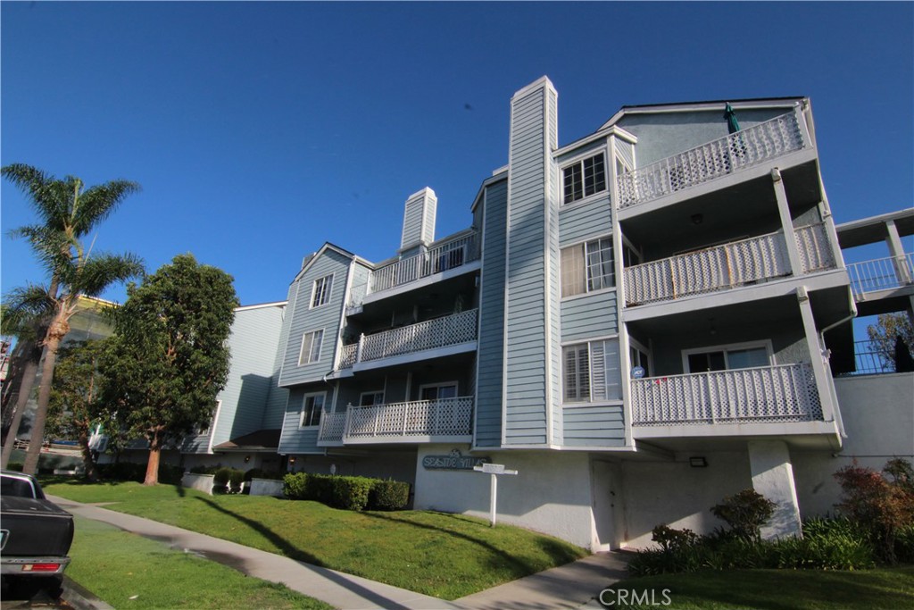 955 East 3rd Street, Unit 204 Long Beach, CA 90802 - Photo 32 of 37 a front view of a house with a garden