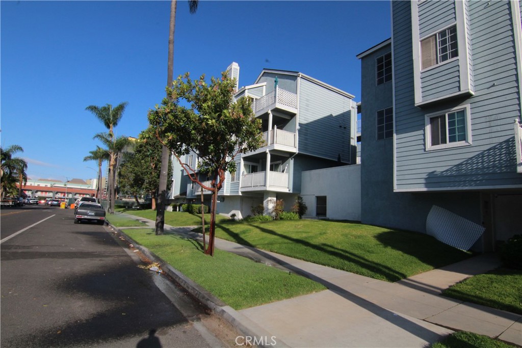 955 East 3rd Street, Unit 204 Long Beach, CA 90802 - Photo 33 of 37 a view of a house with a yard