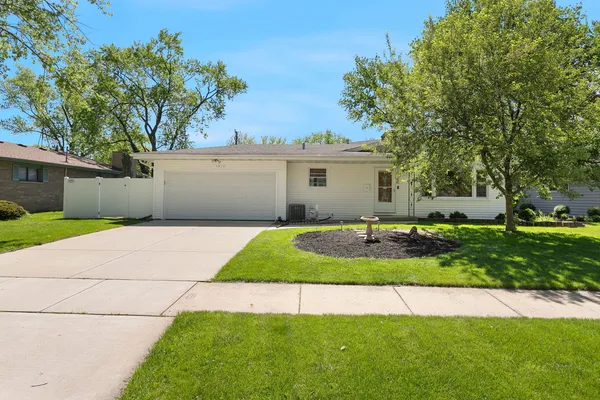 $375,000 | 1910 Richard Street, Aurora, IL 60506