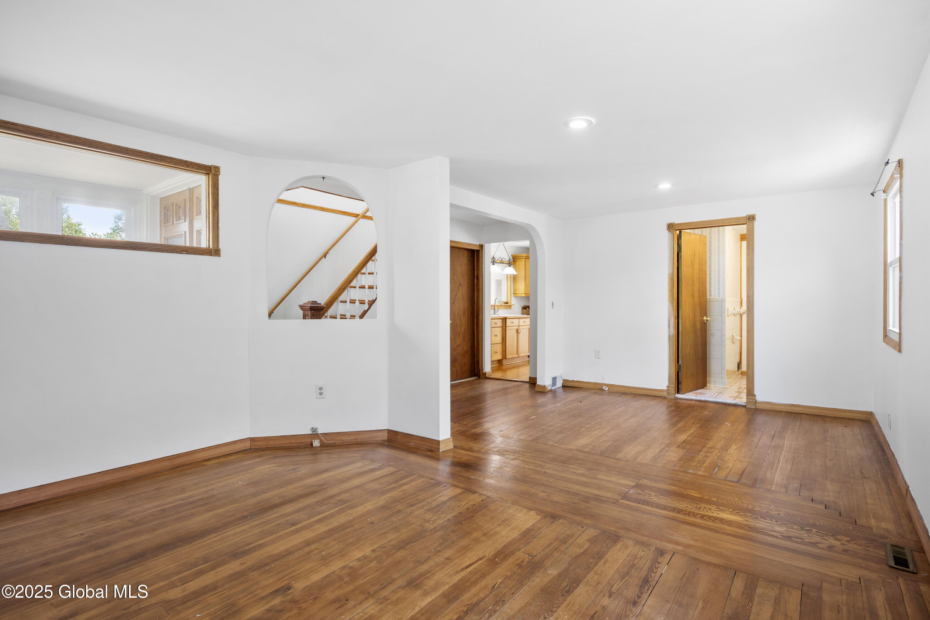 910 Draper Avenue Rotterdam, NY 12306 - Photo 5 of 31 8